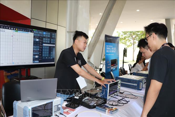 Tại Triển lãm Công nghiệp (Industry Showcase), các công ty kết nối với sinh viên, giới thiệu năng lực và thảo luận về các cơ hội thực tập và tuyển dụng. (Ảnh: Huyền Trang/TTXVN)